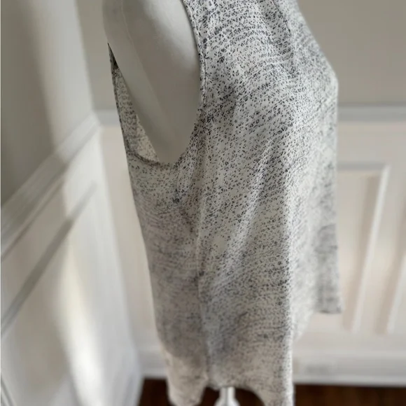 Violet & Claire Speckled Gray and White pattern sleeveless flowy Top - Picture 9 of 12